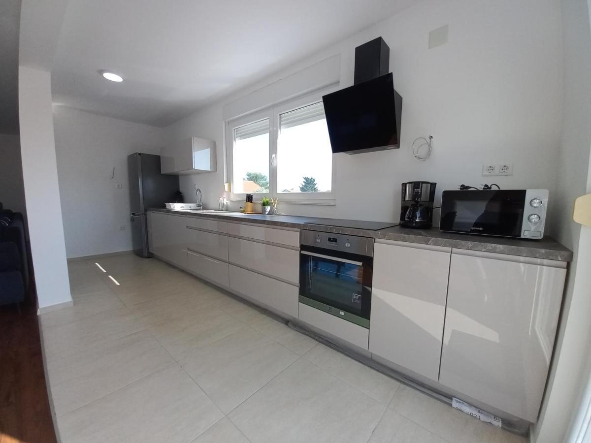 1 Apartment *